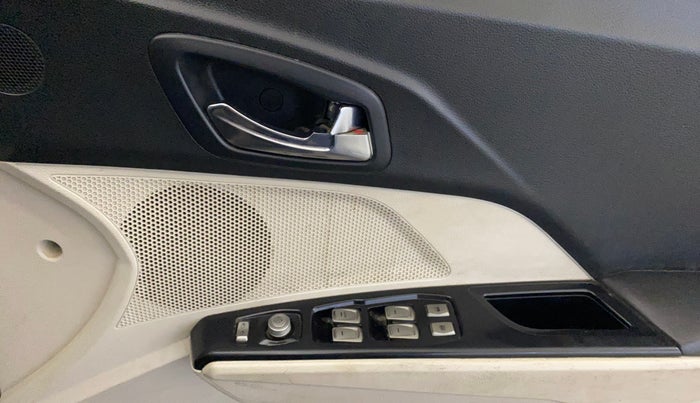 2021 Mahindra XUV300 W8 1.2 PETROL, Petrol, Manual, 74,316 km, Driver Side Door Panels Control