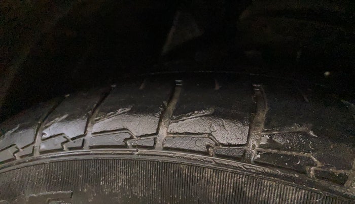 2021 Mahindra XUV300 W8 1.2 PETROL, Petrol, Manual, 74,316 km, Right Front Tyre Tread