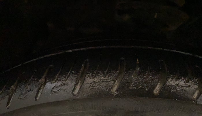 2021 Mahindra XUV300 W8 1.2 PETROL, Petrol, Manual, 74,316 km, Left Front Tyre Tread