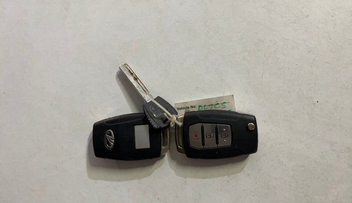 2021 Mahindra XUV300 W8 1.2 PETROL, Petrol, Manual, 74,316 km, Key Close Up