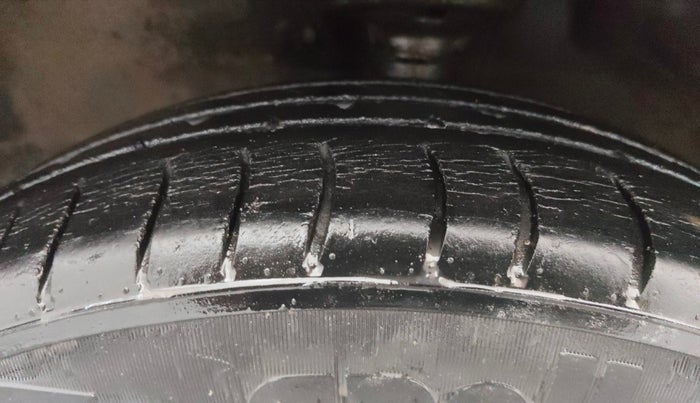 2013 Maruti Wagon R 1.0 VXI, Petrol, Manual, 53,988 km, Left Front Tyre Tread