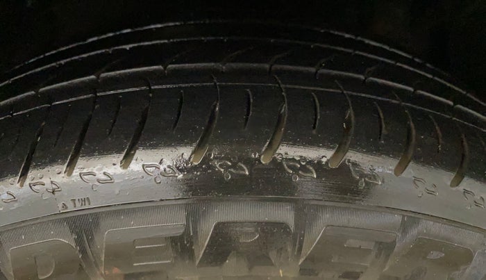 2021 Mahindra XUV300 W8 (O) 1.2 PETROL, Petrol, Manual, 33,153 km, Right Front Tyre Tread