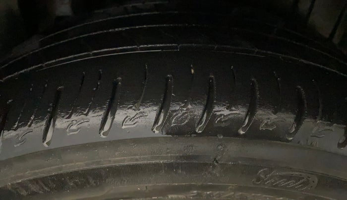 2021 Mahindra XUV300 W8 (O) 1.2 PETROL, Petrol, Manual, 33,153 km, Left Rear Tyre Tread