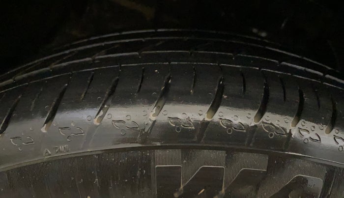 2021 Mahindra XUV300 W8 (O) 1.2 PETROL, Petrol, Manual, 33,153 km, Left Front Tyre Tread