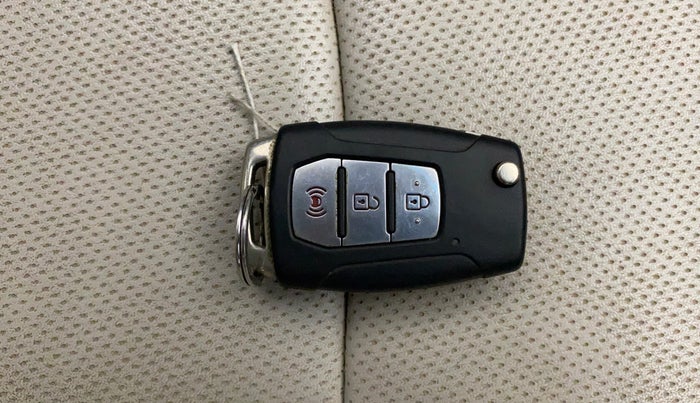 2021 Mahindra XUV300 W8 (O) 1.2 PETROL, Petrol, Manual, 33,153 km, Key Close Up