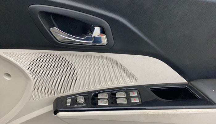 2021 Mahindra XUV300 W8 (O) 1.2 PETROL, Petrol, Manual, 33,153 km, Driver Side Door Panels Control