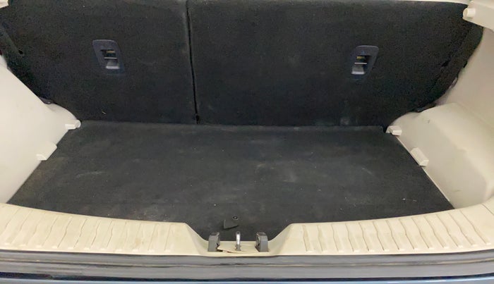 2021 Mahindra XUV300 W8 (O) 1.2 PETROL, Petrol, Manual, 33,153 km, Boot Inside