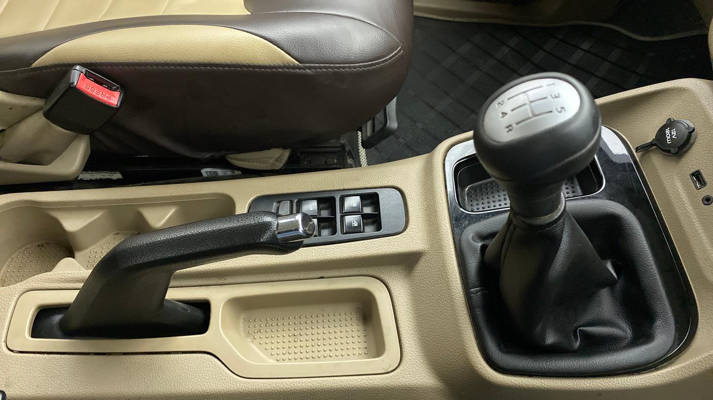 2016 Mahindra TUV300 T8, Diesel, Manual, 59,642 km, Gear Lever