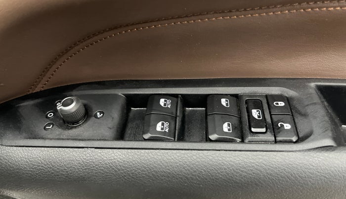 2023 Jeep MERIDIAN LIMITED (O) 4X2 MT, Diesel, Manual, 28,702 km, Driver Side Door Panels Control