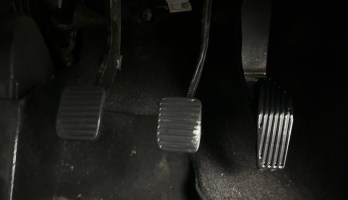 2023 Jeep MERIDIAN LIMITED (O) 4X2 MT, Diesel, Manual, 28,702 km, Pedals