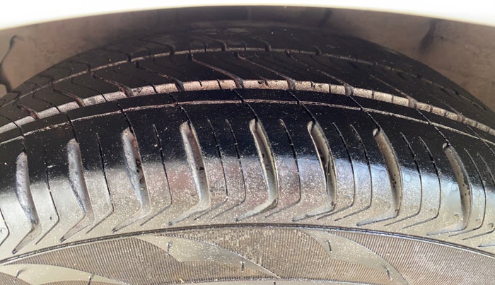 2014 Hyundai Verna FLUIDIC 1.4 VTVT CX, Petrol, Manual, 1,16,071 km, Left Front Tyre Tread
