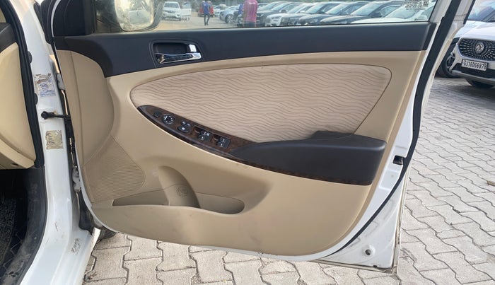 2014 Hyundai Verna FLUIDIC 1.4 VTVT CX, Petrol, Manual, 1,16,071 km, Driver Side Door Panels Control