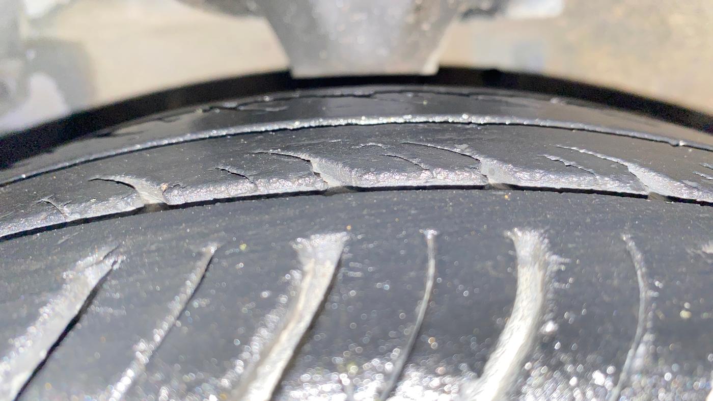 2017 Hyundai Eon ERA +, Petrol, Manual, 43,189 km, Left Front Tyre Tread