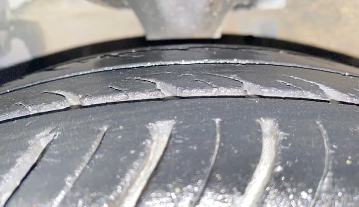 2017 Hyundai Eon ERA +, Petrol, Manual, 43,189 km, Left Front Tyre Tread