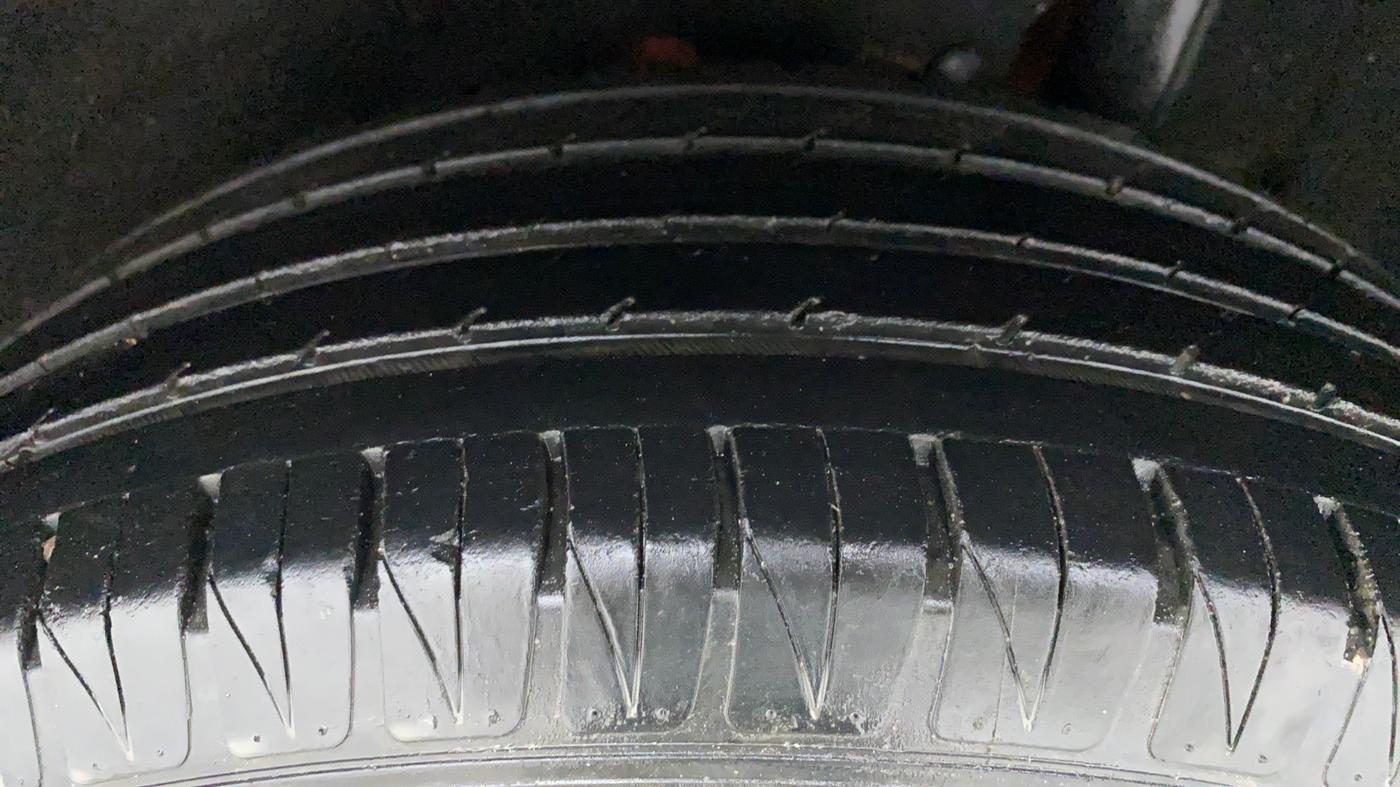 2016 Maruti Vitara Brezza ZDI, Diesel, Manual, 26,786 km, Left Rear Tyre Tread