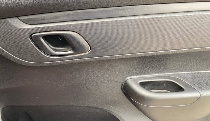 2023 Renault Kwid RXT 1.0 AMT, Petrol, Automatic, 10,354 km, Driver Side Door Panels Control