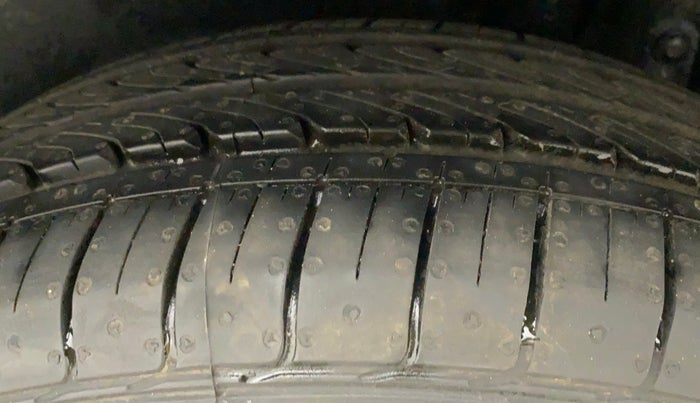 2013 Maruti Ertiga ZXI, Petrol, Manual, 82,492 km, Left Rear Tyre Tread