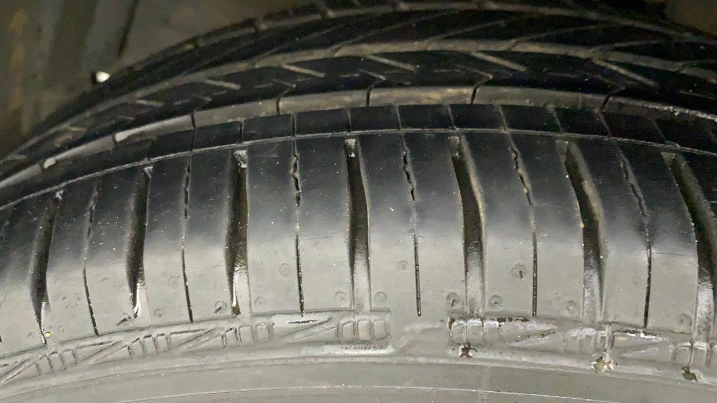 2013 Maruti Ertiga ZXI, Petrol, Manual, 82,492 km, Left Front Tyre Tread