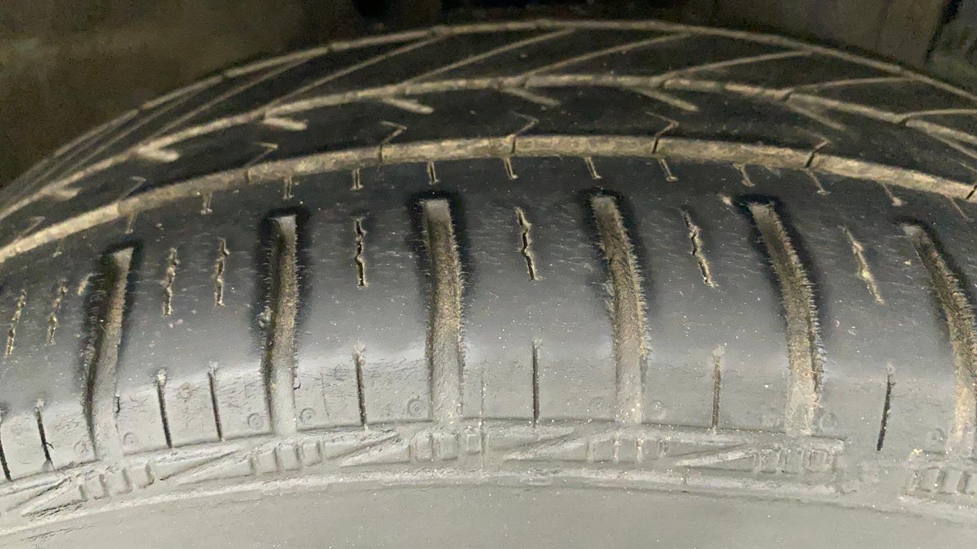2013 Maruti Ertiga ZXI, Petrol, Manual, 82,492 km, Right Front Tyre Tread
