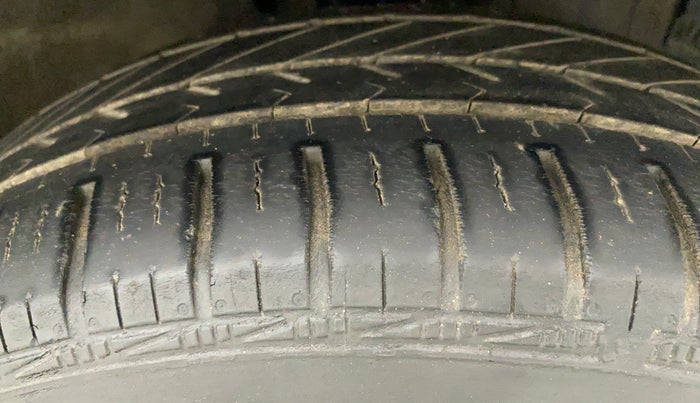 2013 Maruti Ertiga ZXI, Petrol, Manual, 82,492 km, Right Front Tyre Tread