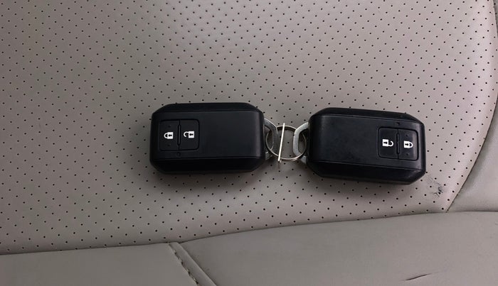 2024 Toyota Glanza V, Petrol, Manual, 39,116 km, Key Close Up