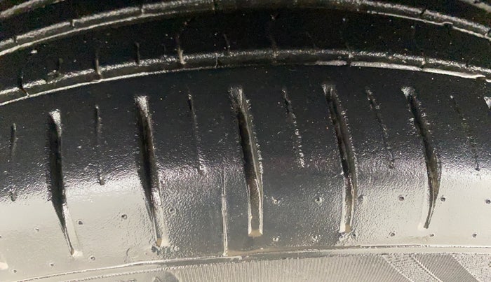 2024 Toyota Glanza V, Petrol, Manual, 39,116 km, Left Front Tyre Tread