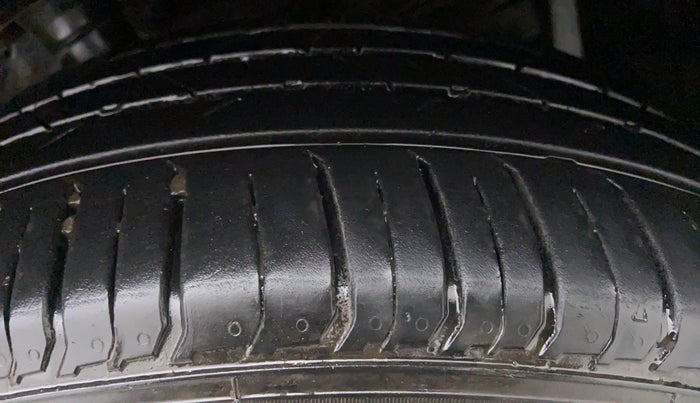 2018 Maruti Vitara Brezza ZDI+ DUAL TONE AMT, Diesel, Automatic, 60,702 km, Left Front Tyre Tread