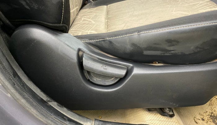 2016 Hyundai Grand i10 SPORTZ 1.1 CRDI, Diesel, Manual, 1,28,999 km, Driver Side Adjustment Panel