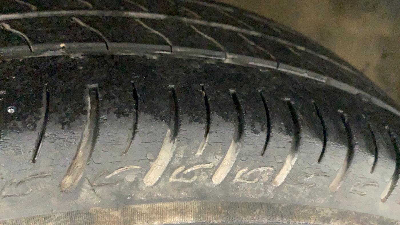 2017 Maruti Baleno DELTA PETROL 1.2, Petrol, Manual, 78,681 km, Left Front Tyre Tread
