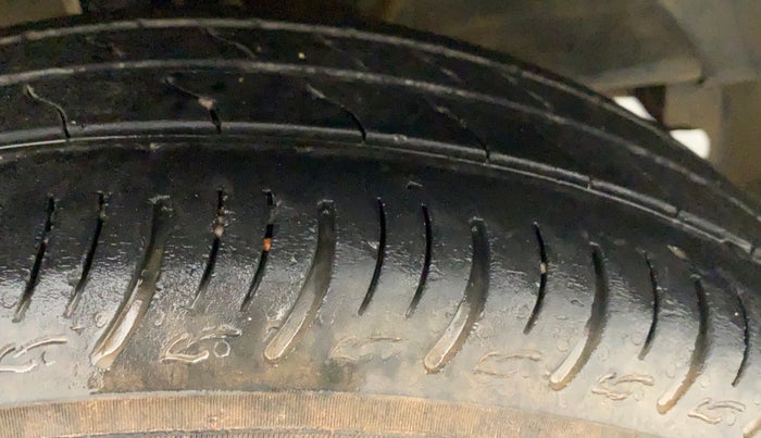 2017 Maruti Baleno DELTA PETROL 1.2, Petrol, Manual, 78,681 km, Right Front Tyre Tread