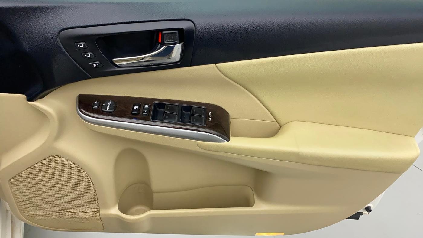 2015 Toyota Camry 2.5 AT, Petrol, Automatic, 90,405 km, Driver Side Door Panels Control