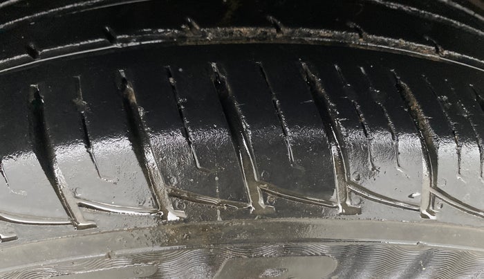 2017 Renault Duster RXS CVT, CNG, Automatic, 15,486 km, Right Rear Tyre Tread