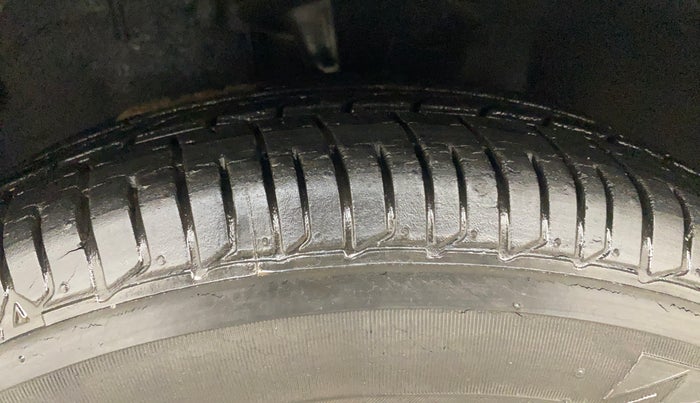 2013 Hyundai i10 MAGNA 1.2, Petrol, Manual, 13,778 km, Left Front Tyre Tread