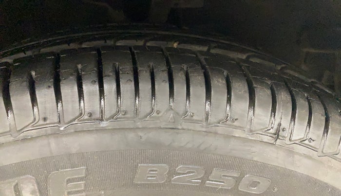 2013 Hyundai i10 MAGNA 1.2, Petrol, Manual, 13,778 km, Right Front Tyre Tread