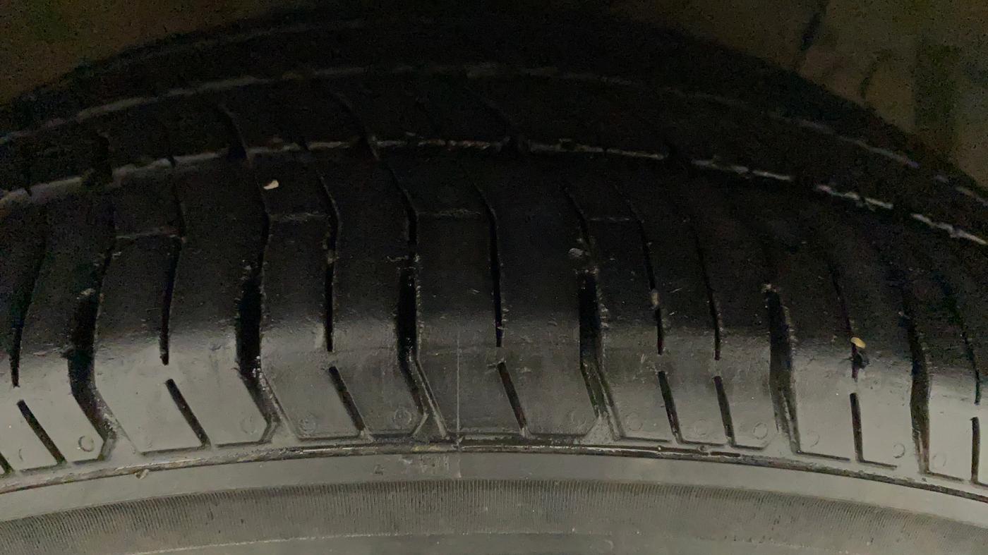 2016 Maruti Ciaz ZXI AT, Petrol, Automatic, 1,03,198 km, Right Front Tyre Tread