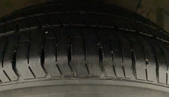 2016 Maruti Ciaz ZXI AT, Petrol, Automatic, 1,03,198 km, Right Front Tyre Tread