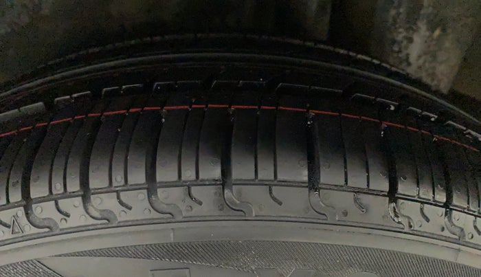2016 Maruti Ciaz ZXI AT, Petrol, Automatic, 1,03,198 km, Left Rear Tyre Tread