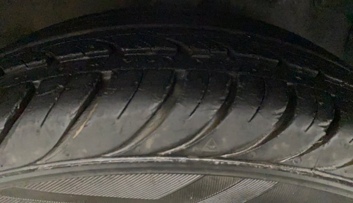 2016 Hyundai Eon MAGNA +, Petrol, Manual, 23,133 km, Left Rear Tyre Tread