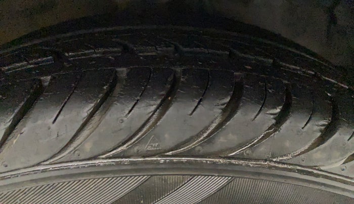 2016 Hyundai Eon MAGNA +, Petrol, Manual, 23,133 km, Right Front Tyre Tread