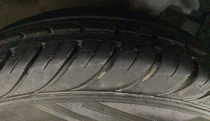 2016 Hyundai Eon MAGNA +, Petrol, Manual, 23,133 km, Right Rear Tyre Tread