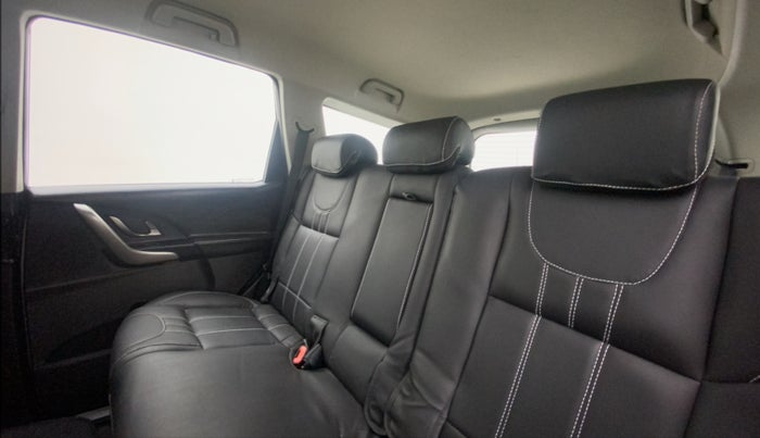 2018 Mahindra XUV500 W7, Diesel, Manual, 18,486 km, Right Side Rear Door Cabin