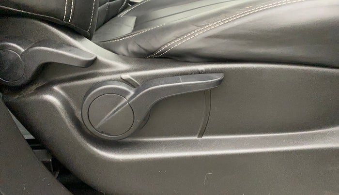 2018 Mahindra XUV500 W7, Diesel, Manual, 18,486 km, Driver Side Adjustment Panel