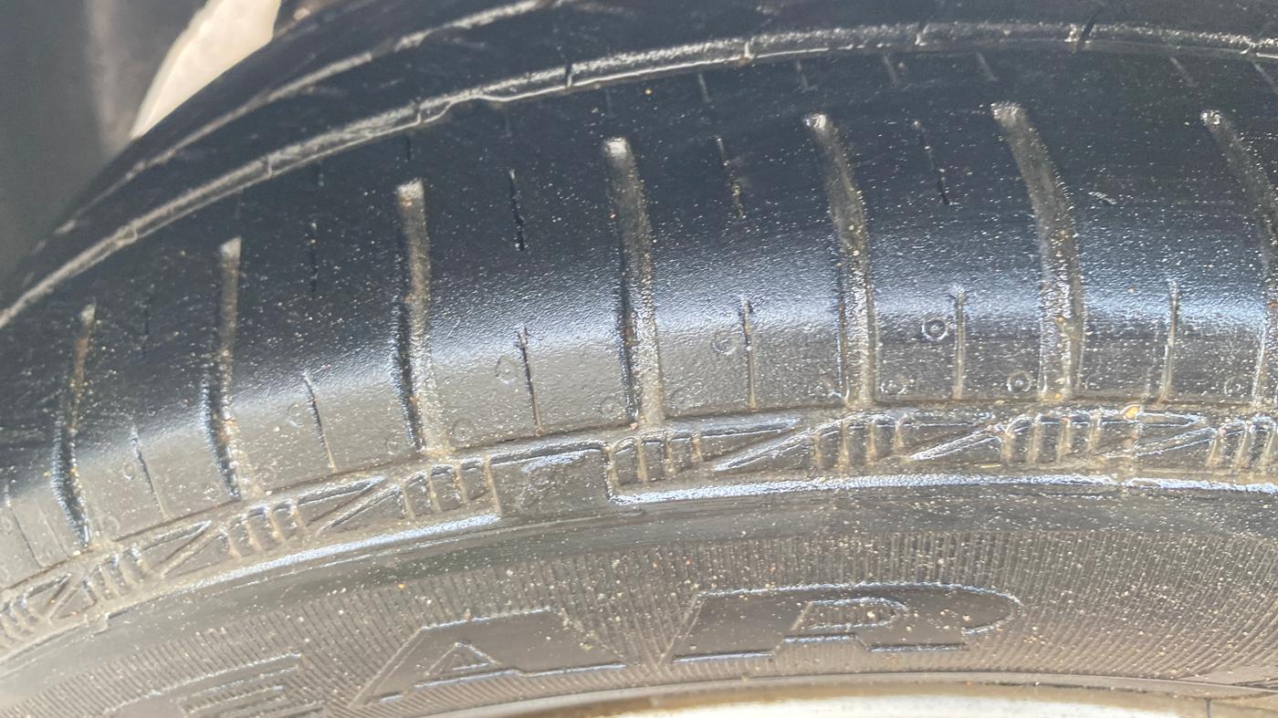 2016 Hyundai Xcent SX 1.2, Petrol, Manual, 1,18,304 km, Left Front Tyre Tread