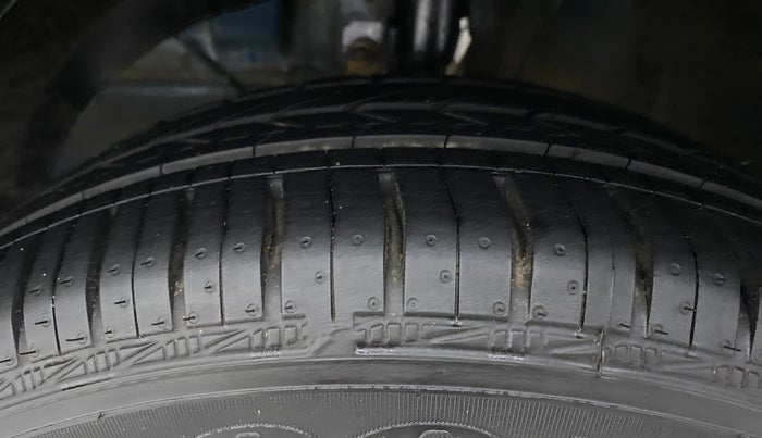 2019 Maruti XL6 ALPHA MT, Petrol, Manual, 33,240 km, Left Front Tyre Tread