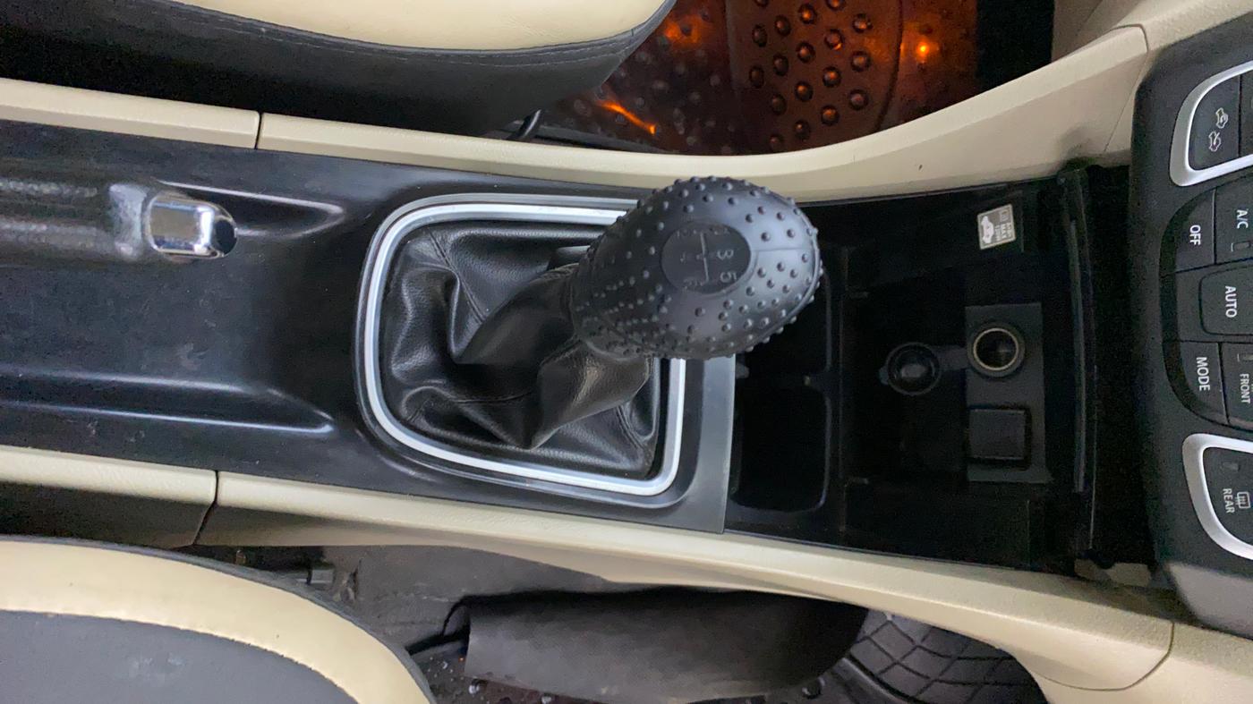 2014 Maruti Ciaz ZDI, Diesel, Manual, 71,581 km, Gear Lever
