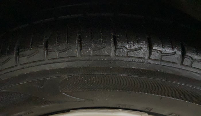 2017 Hyundai Eon ERA + SE, Petrol, Manual, 1,32,347 km, Right Front Tyre Tread