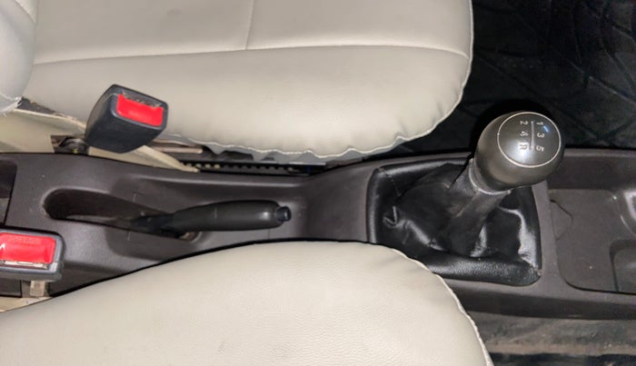 2017 Hyundai Eon ERA + SE, Petrol, Manual, 1,32,347 km, Gear Lever