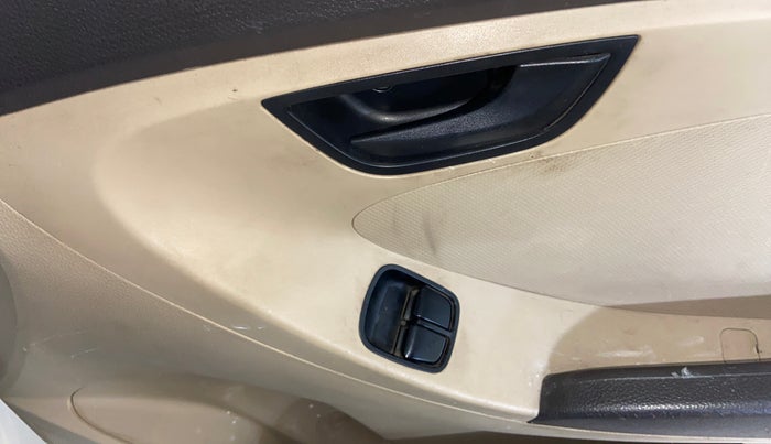 2017 Hyundai Eon ERA + SE, Petrol, Manual, 1,32,347 km, Driver Side Door Panels Control