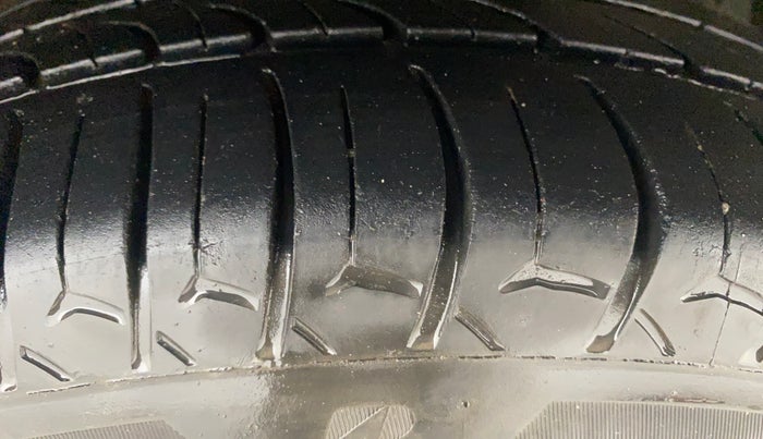 2017 Maruti Ciaz SIGMA 1.4 MT PETROL, Petrol, Manual, 90,850 km, Right Front Tyre Tread