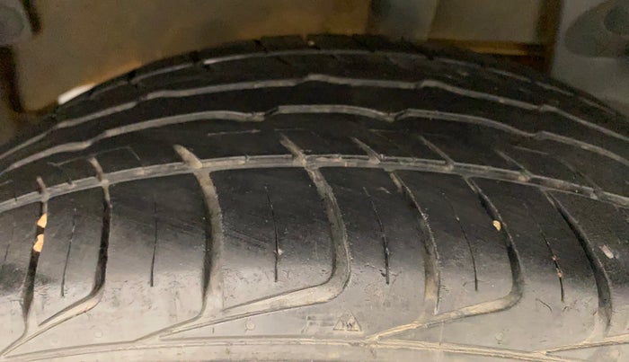 2017 Renault Duster 85 PS RXS MT DIESEL, Diesel, Manual, 1,06,068 km, Left Rear Tyre Tread